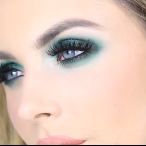 Revolution Forever Flawless Good Vibes Chilled Vibes Eye Shadow Palette NEW - Picture 11 of 12